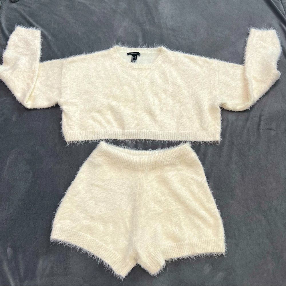 Forever 21 Long Sleeve Fuzzy Crop Top & Short 2 Pc Set Lounge Wear Size …